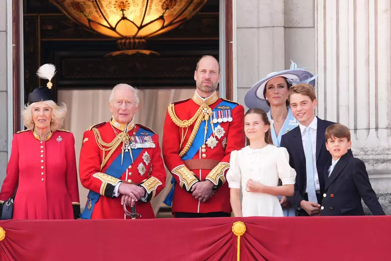Trooping the Colour este o paradă ceremonială organizată pentru a marca ziua oficială de naștere a monarhului britanic.