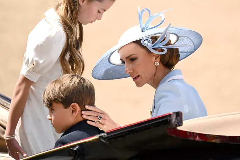 Prințesa Charlotte de Wales, Prințul George de Wales, Catherine, Prințesa de Wales și Prințul Louis de Wales în timpul ceremoniei Trooping the Colour, desfășurată pe 13 iunie 2026 la Londra, Anglia. Trooping the Colour este o paradă ceremonială organizată pentru a marca ziua oficială de naștere a monarhului britanic.