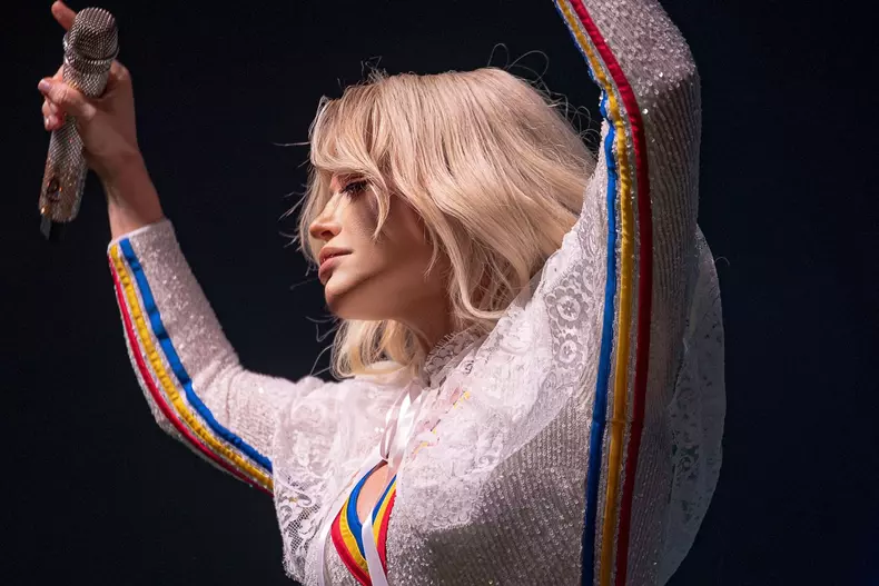Loredana Groza și Nadia Comăneci la Onești (2)
