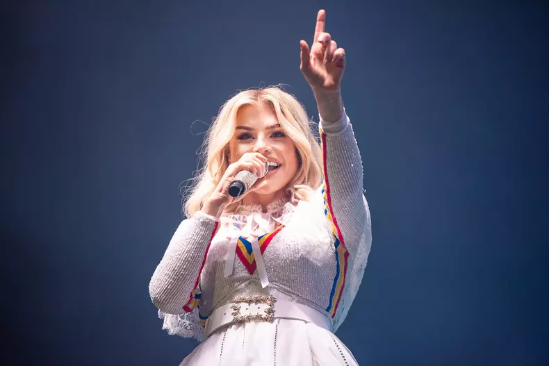 Loredana Groza și Nadia Comăneci la Onești (4)