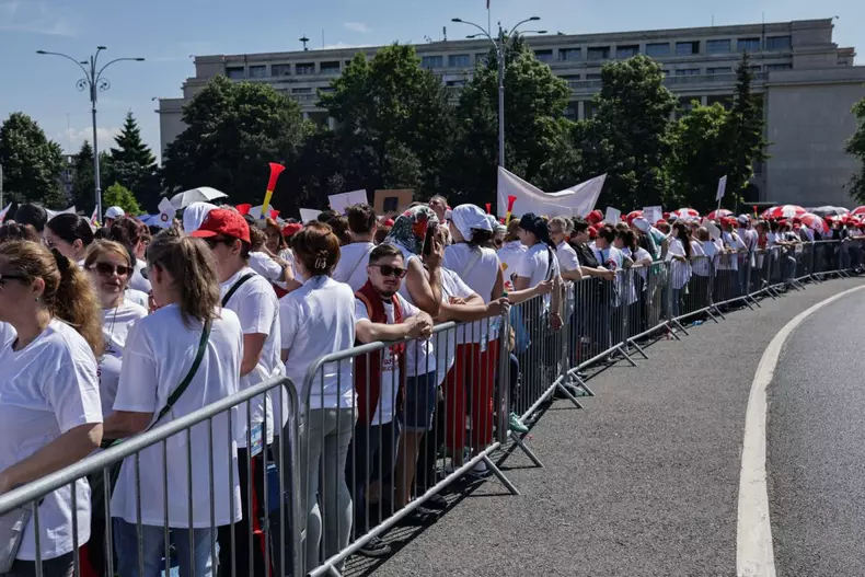 sindicalisti sanitas protest piata victoriei legea salarizarii