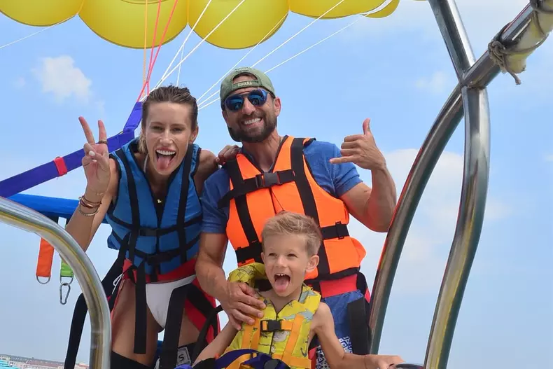 Gabriela Orisacariu - Dani Otil si fiul lor parasailing (1)