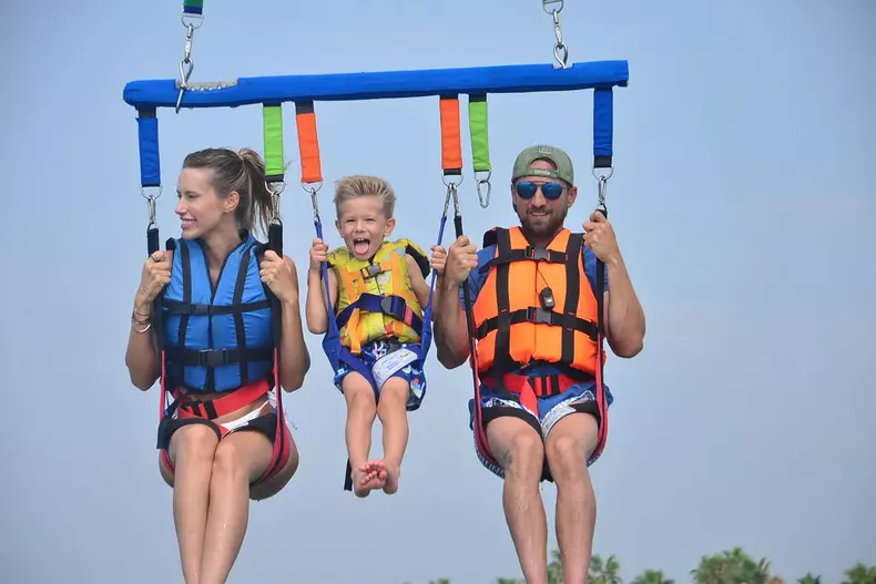 Gabriela Orisacariu - Dani Otil si fiul lor parasailing (2)