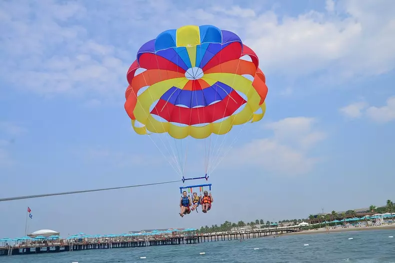 Gabriela Orisacariu - Dani Otil si fiul lor parasailing (3)