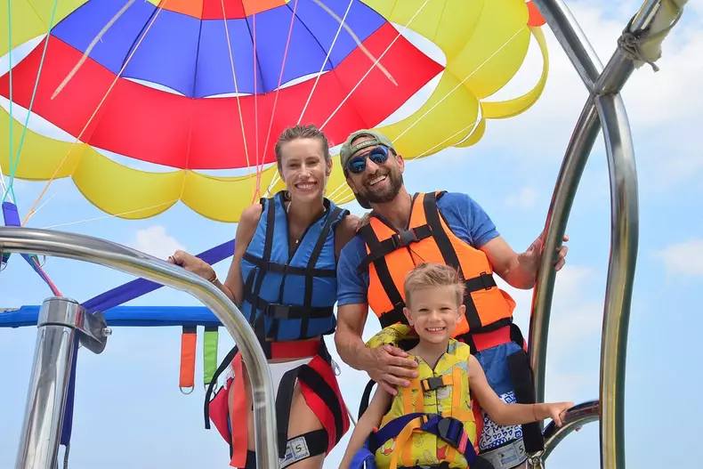 Gabriela Orisacariu - Dani Otil si fiul lor parasailing (4)