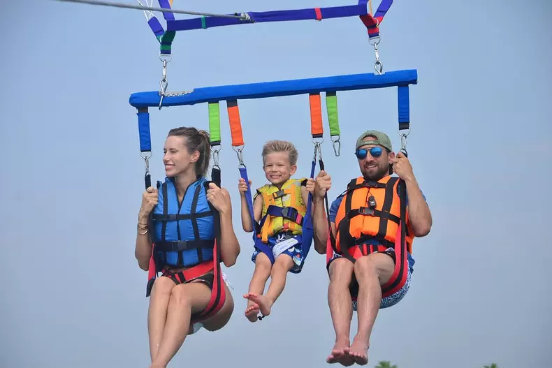 Gabriela Orisacariu - Dani Otil si fiul lor parasailing (5)