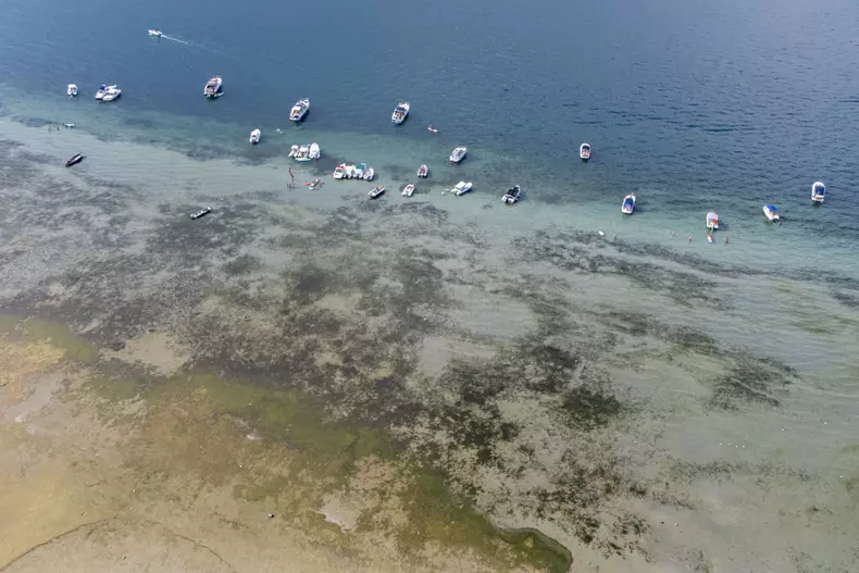Prolonged drought and extreme heat on Lake Maggiore, Italy