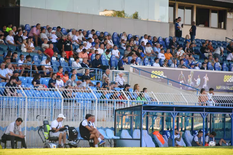 TRIBUNA STADION LAZUR