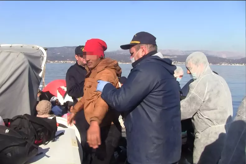 Sute de bărbați, femei și copii au fost salvați de la înec.