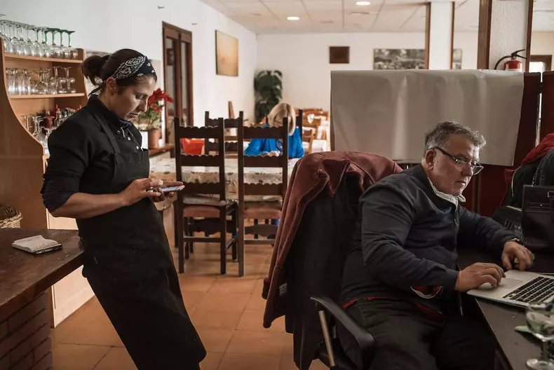 Ana Andronache și socrul ei, Romeo Andronache, la restaurantul din Calaf, Comunitatea Autonomă Catalonia