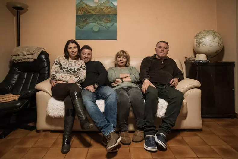 Ana, Robert, Mariana și Romeo în casa lor din Calaf, Comunitatea Autonomă Catalonia