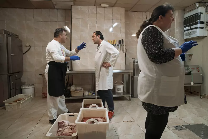 Monica și Florin Rezban la carmangeria românească din Burriana, Comunitatea Autonomă Valencia. Florin stă de vorbă cu unul dintre furnizori