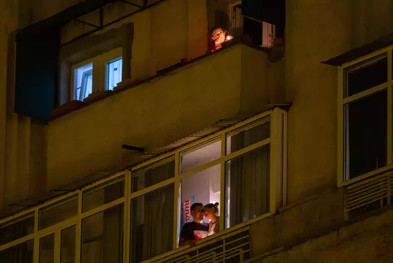 Mai multe persoane din sectorul 3 ascultă de la geam slujba de Înviere care a avut loc la biserica Sfânta Treime Dudești. Foto Vlad Chirea