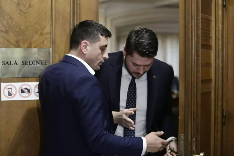 George Simion a vrut să intre în sala unde era audiat Hellvig, spunând că vrea să discute, în calitate de lider de grup parlamentar, despre Florian Coldea, fost prim-adjunct al directorului SRI | Foto: Dumitru Angelescu / Libertatea