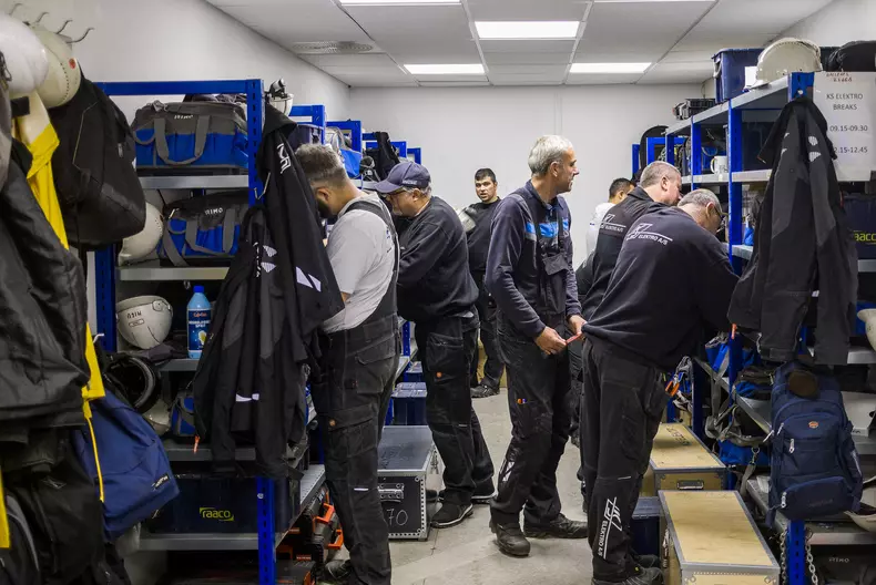 Muncitori români la lucru în șantierul naval Karstensens, Skagen, Danemarca