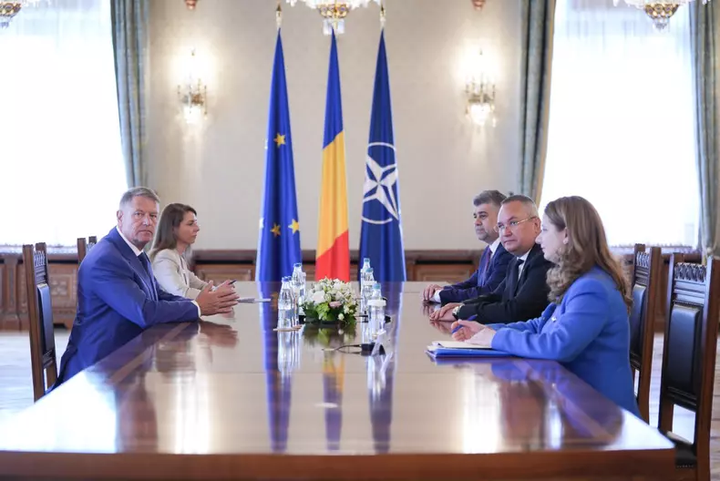 Președintele Klaus Iohannis, discuții la Palatul Cotroceni cu liderii coaliției, Nicolae Ciucă și Marcel Ciolacu, și cu ministrul Educației, Ligia Deca. Foto: Administrația Prezidențială