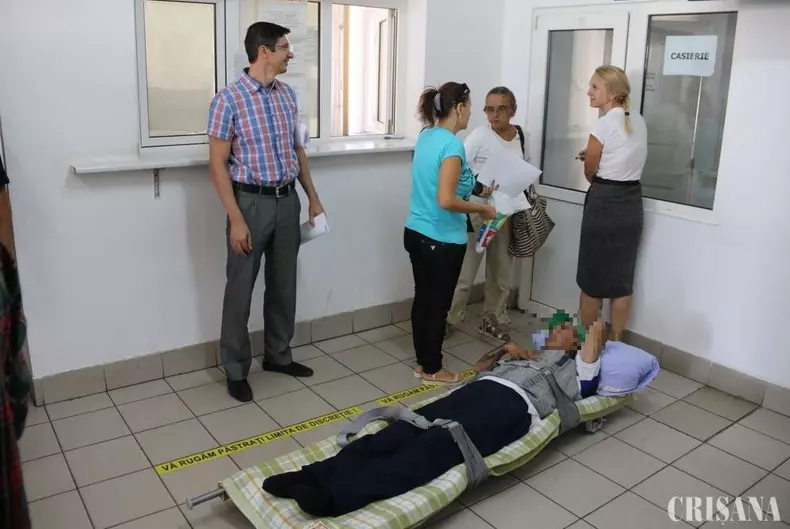 Bolnavi aduși cu targa la Casa de Asigurări de Sănătate Bihor (3)