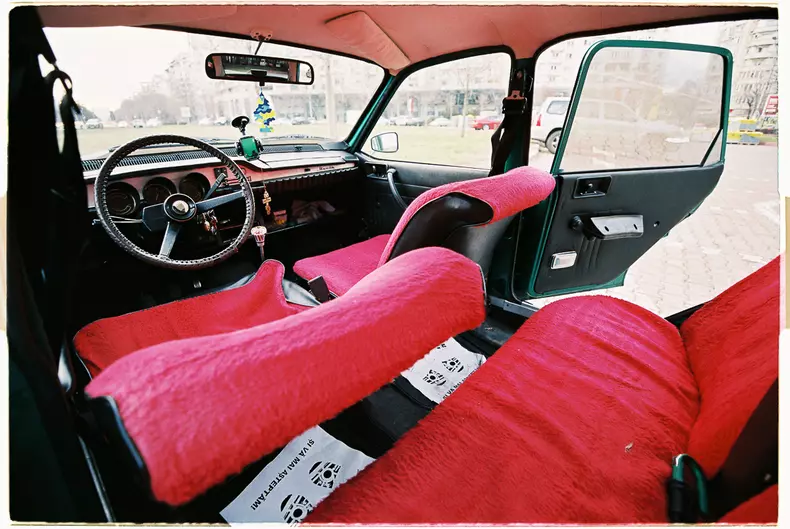 “Un lucru care îmi plăcea mie când eram mic, era să stau pe bancheta din spate. La mașina asta n-am apucat să fac asta.” - Andrei