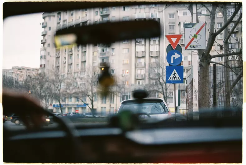 “Uite semnul cu ZACA. Acum ieșim din Zona de acțiune a calității aerului. Conform taxei Oxigen, de la 1 martie, n-aș mai fi avut voie să intru aici, în timpul săptămânii.” - Andrei