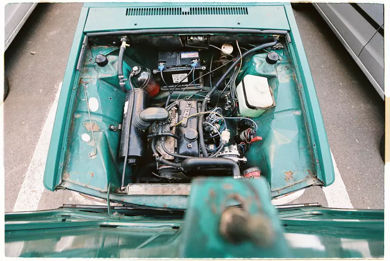 “De când am înțeles cum se rezolvă problemele pe loc, nu-mi mai e frică. Dacă nu-mi merge motorul, chiar și la mall, deschid capota. N-am nicio rușine. Până la urmă e mașina mea.” - Andrei