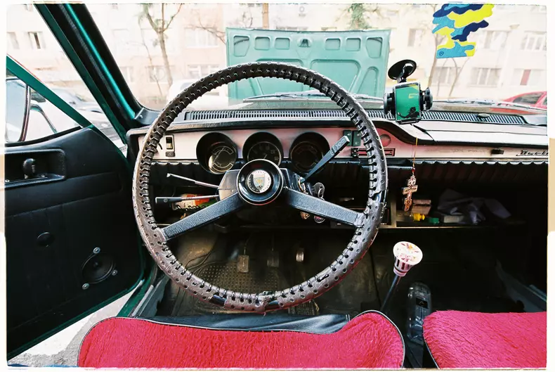 “Prietenii mei se chinuie cu volanul ăsta fără servodirecție. Eu am o abilitate mai bună la volan. E o calitate a mea ca șofer. Eu m-am învățat să conduc ușor mașina asta.” - Andrei