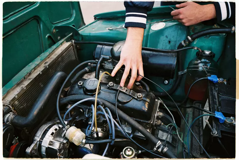 “Îmi zicea un prieten: mă ce șmecher ești că ai o mașină d-asta. Dacă ți se strică motorul, îl iei sub braț, îl duci în bucătărie, îl desfaci și ți-l repari singur.” - Andrei