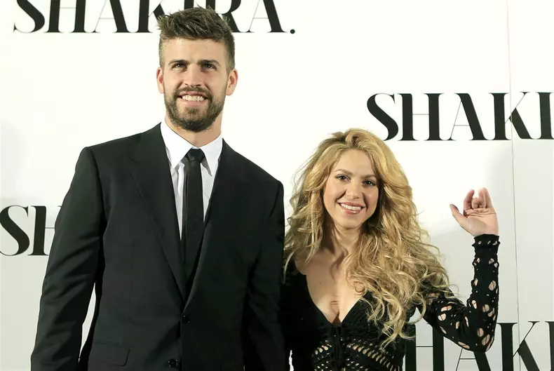 Shakira presents new album