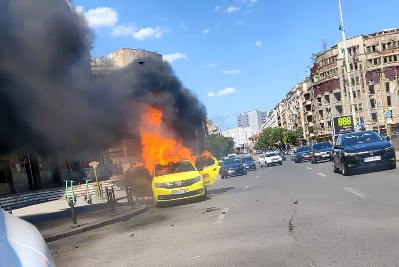 masina-taxi-luat-foc-gara-nord-bucuresti-3