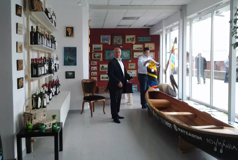 ponta_si_daciana_la_magazinul_de_suvenire_ivan_patzachin_01.jpg