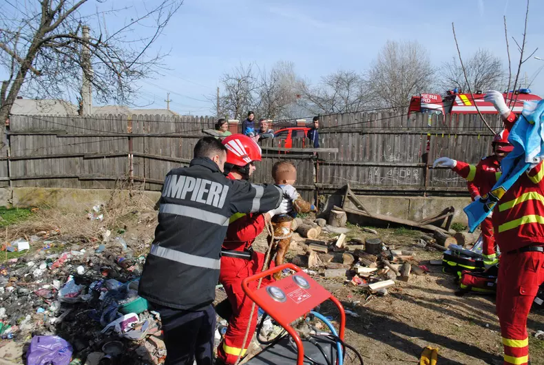 Un băiețel a căzut într-o fostă septică în Călărași