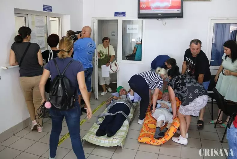 Bolnavi aduși cu targa la Casa de Asigurări de Sănătate Bihor (4)
