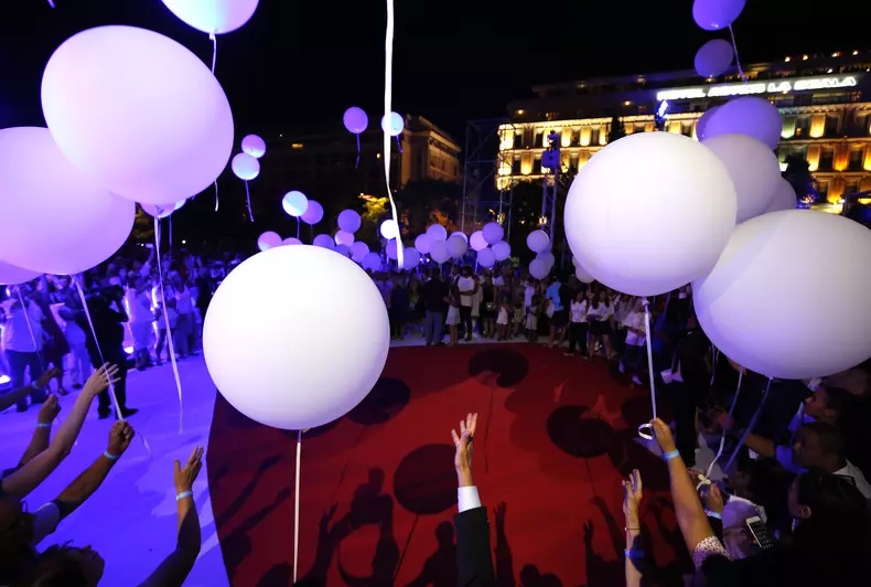 Promenade des Anglais, iluminată în memoria victimelor atacului din Nisa, Franța