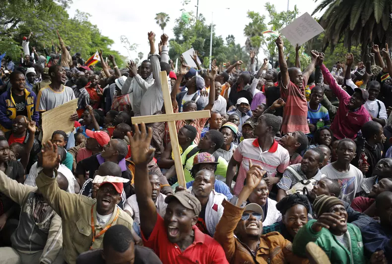 Criză în Zimbabwe: Mii de oameni au ieșit pe străzi pentru cere demisia lui Robert Mugabe