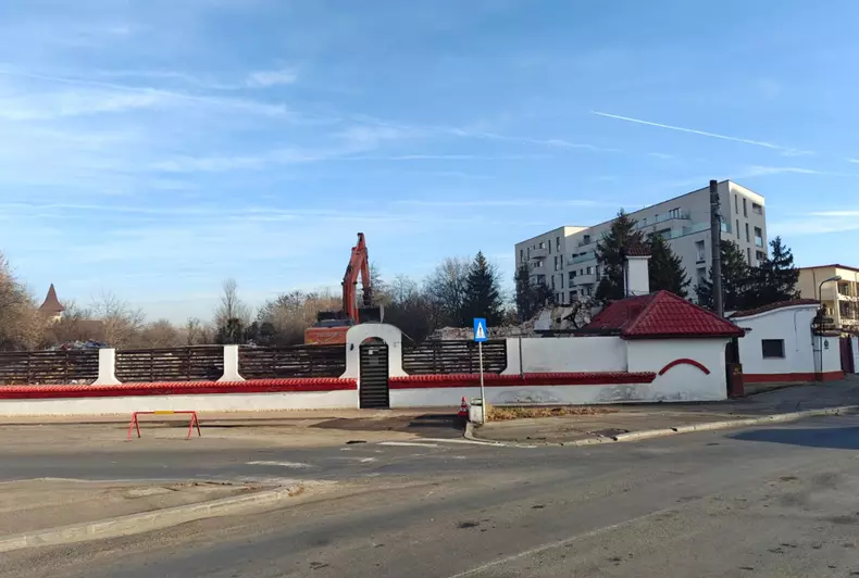 Restaurantul „Doi Cocoși” din Sectorul 1 este istorie. Buldozerele l-au demolat. Foto: Libertatea