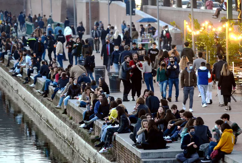 People Enjoy Restaurants - Milan