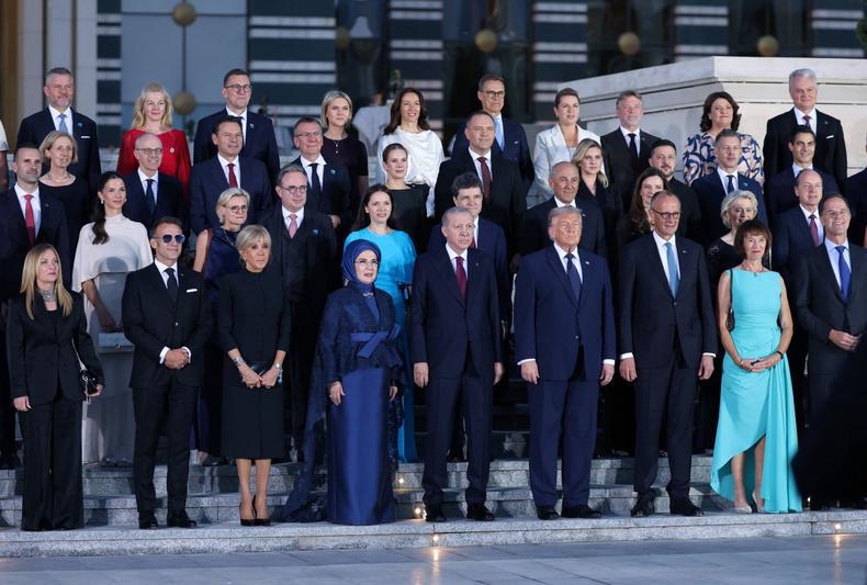 Nicușor Dan și Mirabela Grădinaru au stat în spatele lui Trump și Erdogan la poza de grup cu liderii NATO de la Ankara