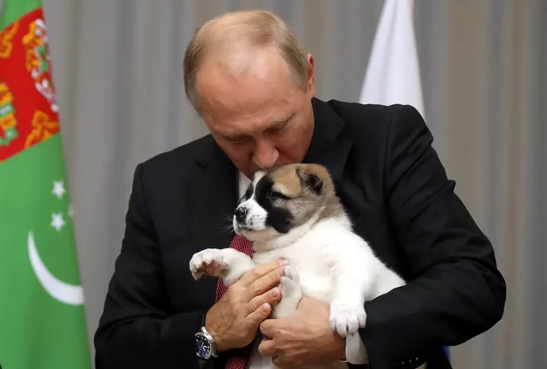 Vladimir Putin alaturi de caini