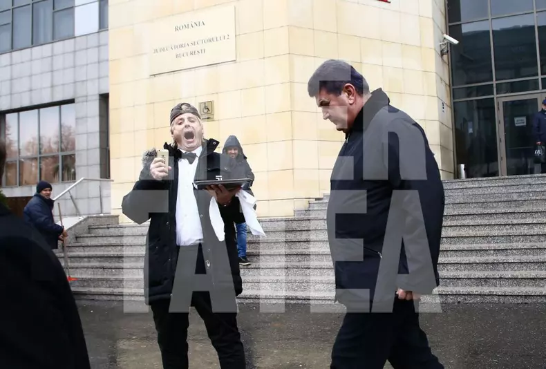 Gabriel Oprea, întâmpinat cu cătușe