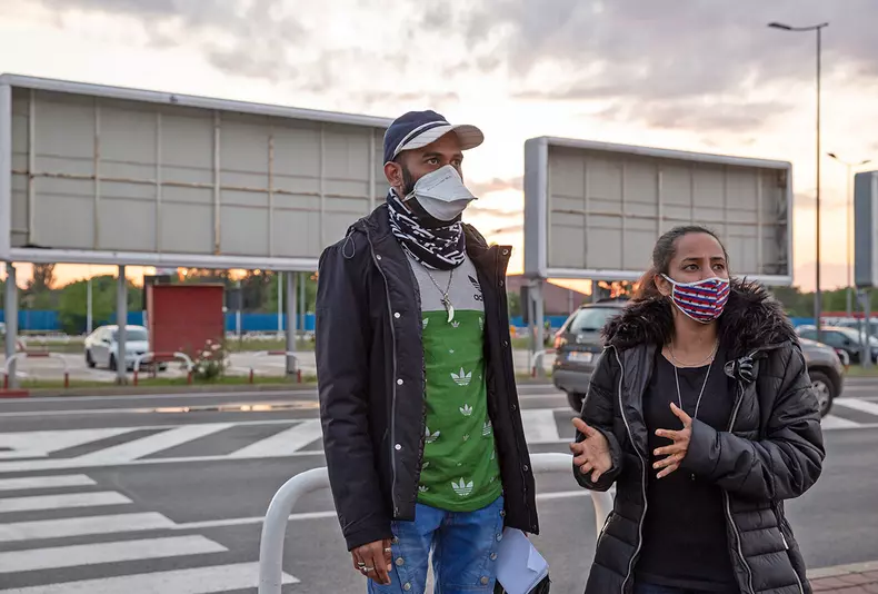 Doi muncitori din Sri Lanka discută cu reporterul Libertatea, cu ajutorul unui translator