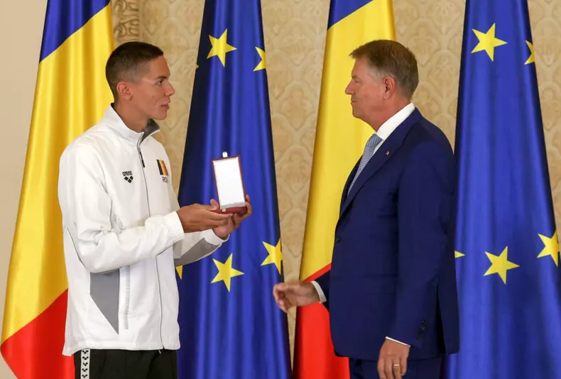 Ceremonia de decorare a lui David Popovici și a antrenorului său, Adrian Rădulescu, la Palatul Cotroceni. Foto: Inquam Photos / Octav Ganea