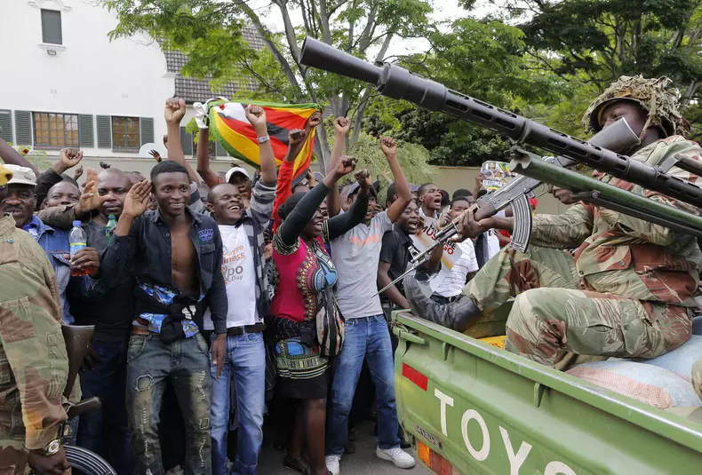 Criză în Zimbabwe: Mii de oameni au ieșit pe străzi pentru cere demisia lui Robert Mugabe