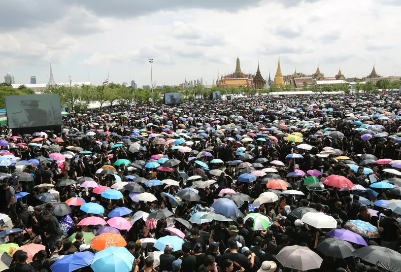 Sute de mii de oameni au cântat imnul național în Thailanda, în onoarea regelui Bhumibol