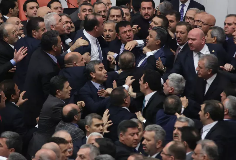 bătaie în parlamentul turc de la Ankara, Turcia
