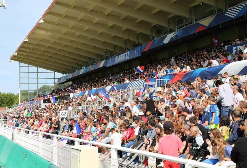 160521184231_photo-tribunes