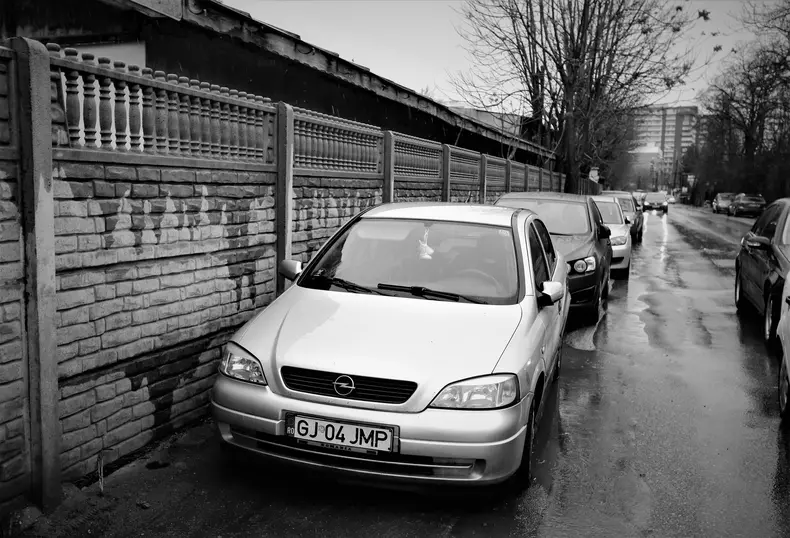 Trotoarele sunt un lux in anumite zona. La fel si locurile de parcare publică.