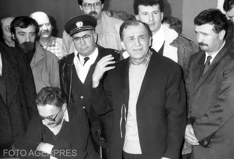 Revolutia Romana din decembrie 1989. Ion Iliescu in platoul Televiziunii Romane. Foto: Agerpres
