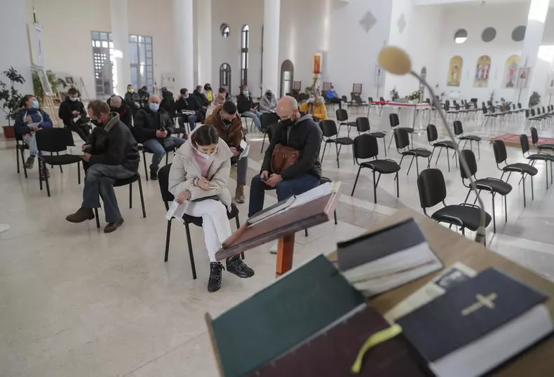 Biserică Greco-Catolică din Ucraina, transformată în centru de vaccinare. Foto: EPA