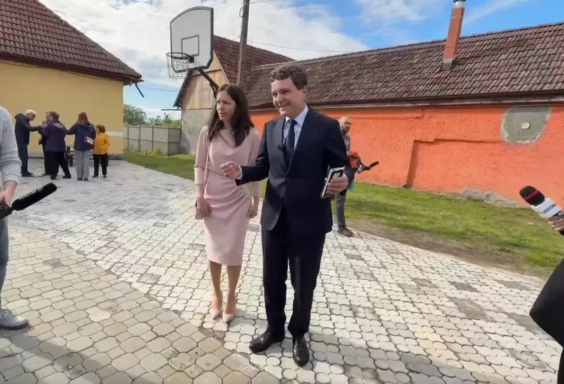 Mirabela Grădinaru și Nicușor Dan la secția de votare (9)