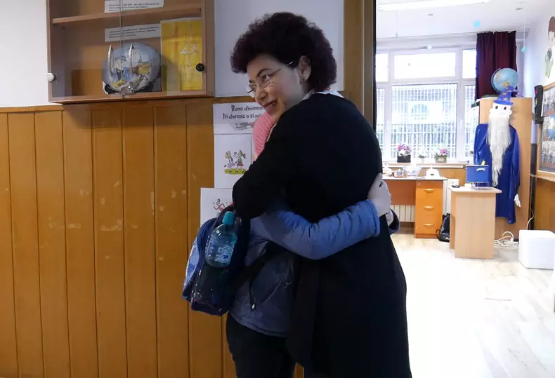 Cum își întâmpină o învățătoare din București elevii dimineața