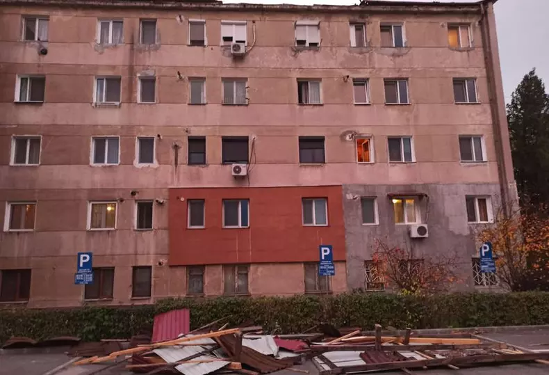 bloc-acoperis distrus Hunedoara2